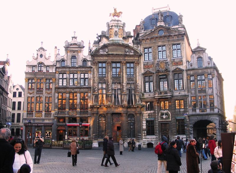 Brussels. Sinds de oprichting van België in 1830 is Brussel de hoofdstad van het koninkrijk. Van oorsprong is het een Vlaamse stad, maar vanaf de achttiende eeuw is de bevolking grotendeels Franstalig geworden. Slechts een minderheid spreekt nu nog Nederlands. 