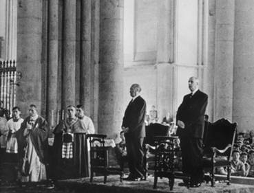 Konrad Adenauer und Charles de Gaulle in der Kathedrale von Reims (8. Juli 1962). Der Besuch von Bundeskanzler Adenauer vom 2.-8. Juli 1962 in Frankreich verhilft der deutsch-französischen Aussöhnung zum Durchbruch.