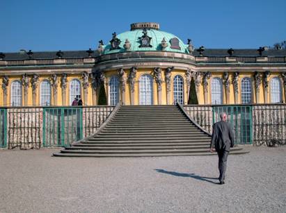 To Sanssouci in Potsdam, the former summer palace of Frederick the Great. Voltaire, leading philosopher of the Enlightenment, stayed in Potsdam between 1750 and 1753. 